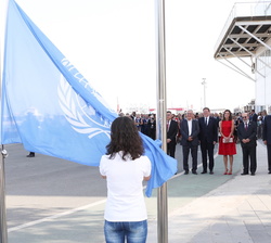 Su Majestad la Reina presencia junto a las autoridades presentes, el izado de la bandera de la Organización de las Naciones Unidas